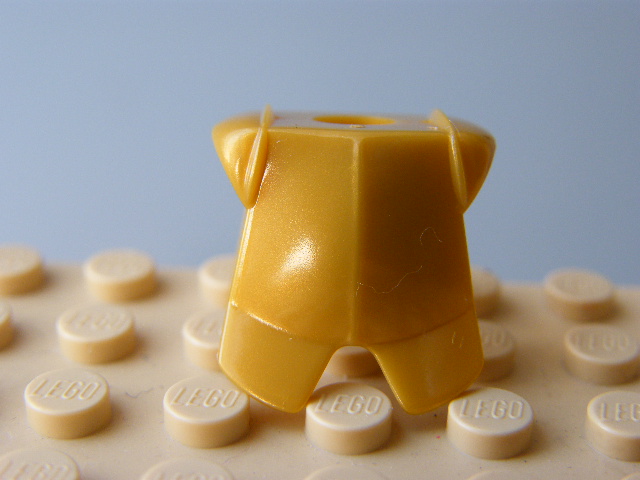 LEGO 2587 - Pearl Gold Minifig, Armor Breastplate with Leg Protection