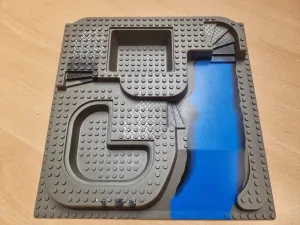 LEGO 6092pb02 Baseplate, Raised 32 x 32 Three Level with Ogel Center Pattern - menší prasklina viz fotografie