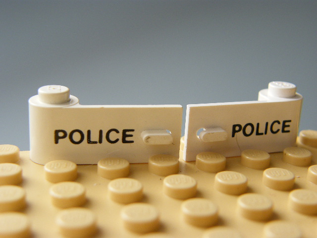 DVEŘE BÍLÉ S POTISKEM POLICE