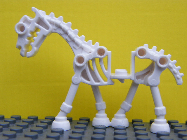 LEGO 59228 - KŮŇ KOSTRA BÍLÁ