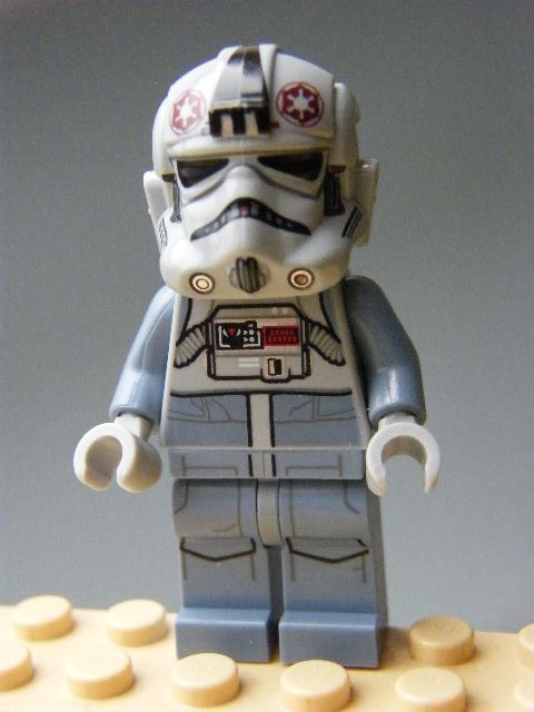LEGO sw0581 - AT-AT Driver (Light Flesh Head)
