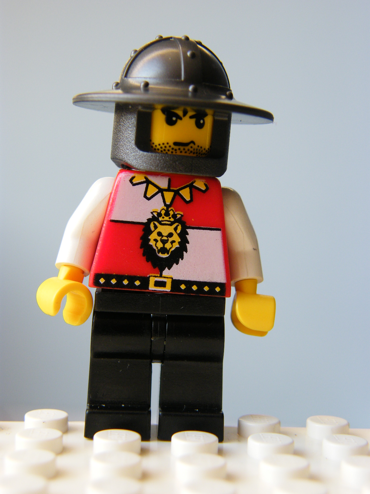 LEGO RYTÍŘ CASTLE ČERVENÝ LEV - stříbrná přilba