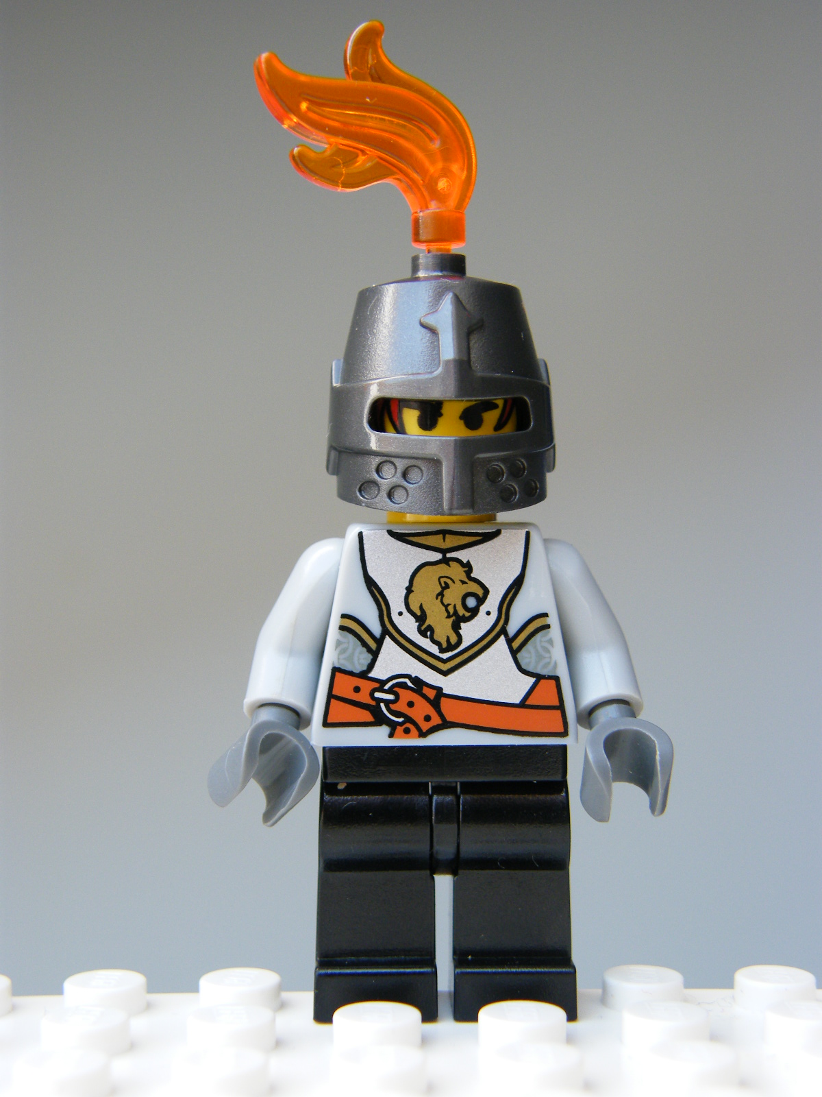 LEGO RYTÍŘ V ŠEDÉM SE LVEM S CHOCHOLEM