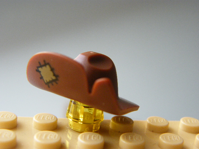 LEGO KLOBOUK SE ZÁPLATOU